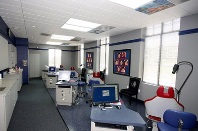 Our clinic offers patient comfort and privacy, and we have seating for parents who wish to accompany their children to the clinical area. Office and diagnostic procedures are integrated by means of the most sophisticated orthodontic computer systems available. 