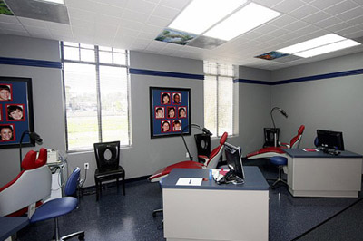 Our clinic offers patient comfort and privacy, and we have seating for parents who wish to accompany their children to the clinical area. Office and diagnostic procedures are integrated by means of the most sophisticated orthodontic computer systems available. 